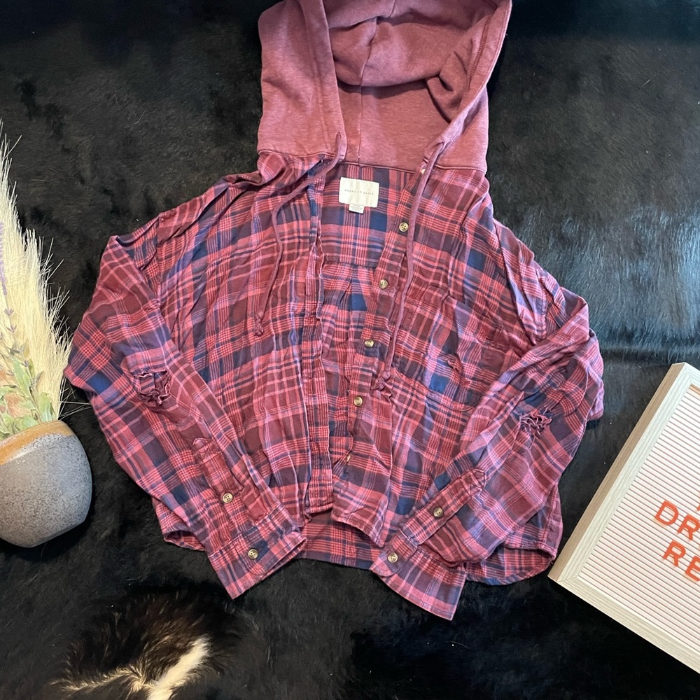 American Eagle Distressed Cropped Flannel Size Medium
